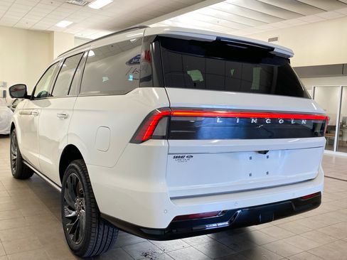 Used 2025 Lincoln Navigator Reserve w/ Jet Appearance Package image 5