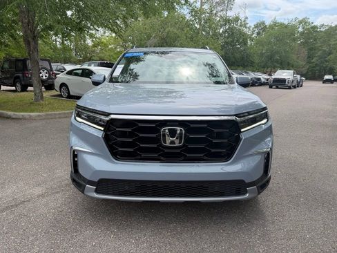Used 2025 Honda Pilot Touring image 2