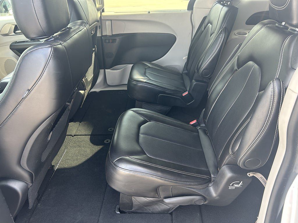 Used 2024 Chrysler Pacifica Touring-L FWD image 17