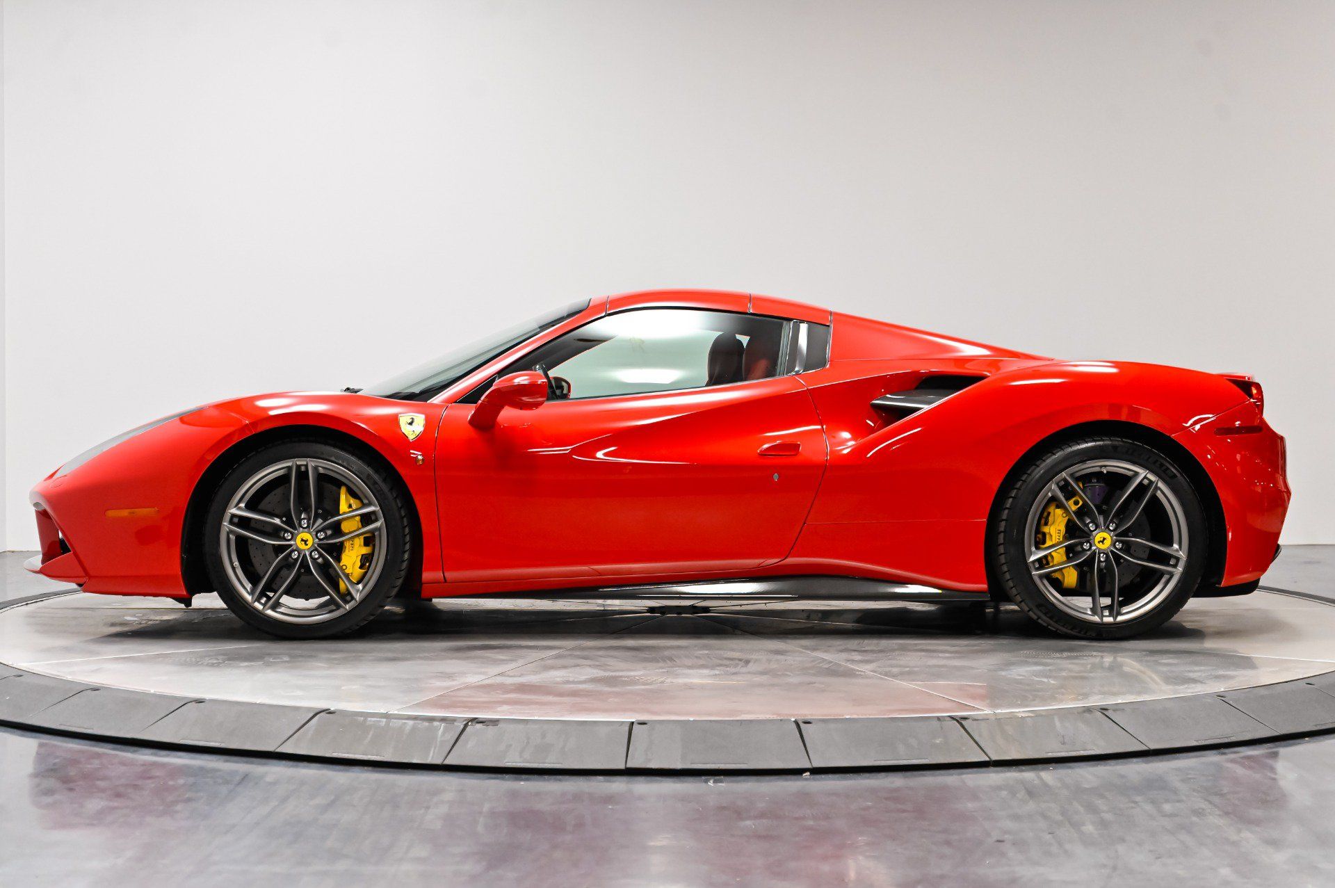 Used 2018 Ferrari 488 Spider RWD image 43