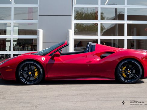Used 2019 Ferrari 488 Spider RWD image 2