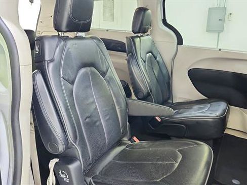 Used 2019 Chrysler Pacifica Limited FWD image 35
