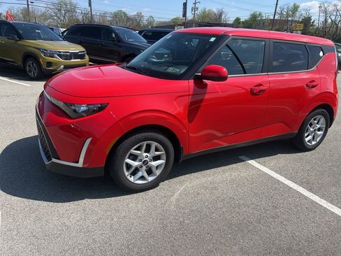 Certified 2023 Kia Soul LX w/ LX Technology Package FWD image 3