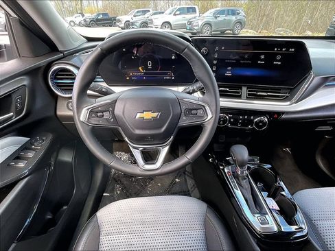 Used 2025 Chevrolet Trax LT w/ LT Convenience Package FWD image 16