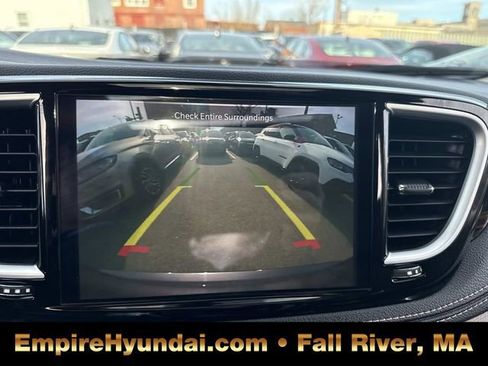 Used 2023 Chrysler Pacifica Limited image 24