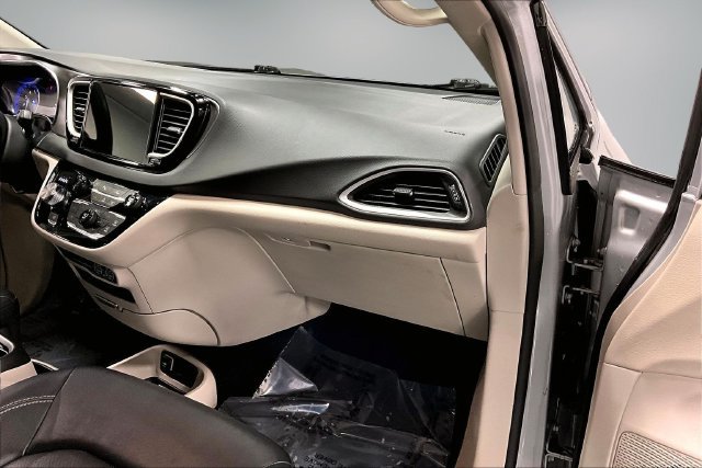 Used 2024 Chrysler Pacifica Touring-L FWD image 23