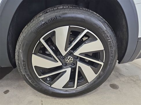 Used 2025 Volkswagen Atlas SE image 34
