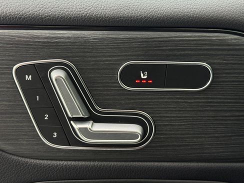 Used 2020 Mercedes-Benz GLB 250 4MATIC w/ Premium Package image 17