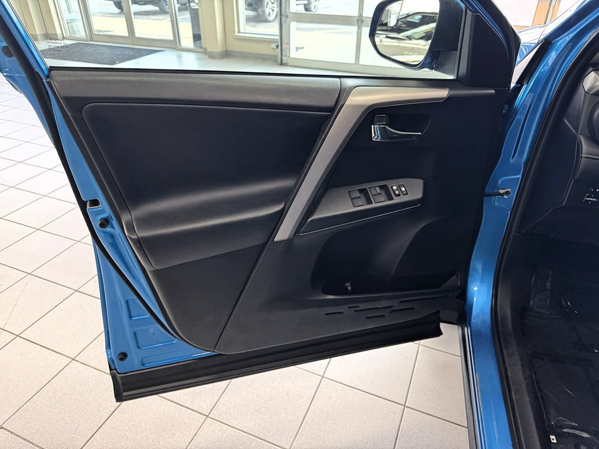 Used 2016 Toyota RAV4 XLE AWD/4WD image 9