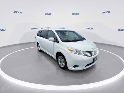 Used 2017 Toyota Sienna LE image 2
