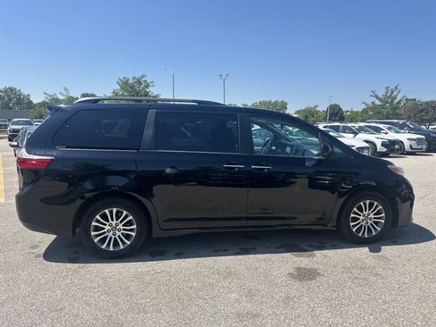 Used 2019 Toyota Sienna XLE FWD image 3