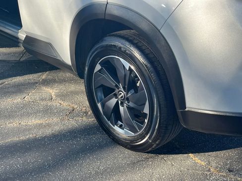 Used 2025 Nissan Rogue SV image 31