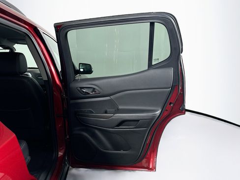 Used 2023 GMC Acadia SLT image 32