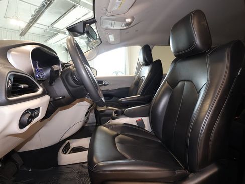 Used 2023 Chrysler Pacifica Touring-L FWD image 19