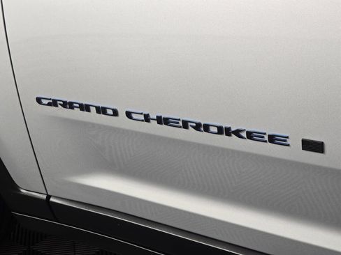 Used 2022 Jeep Grand Cherokee Trailhawk AWD/4WD image 13