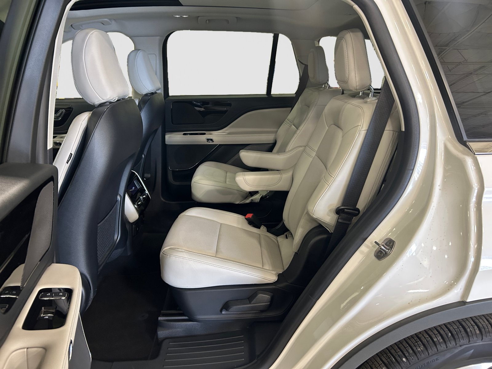 Used 2025 Lincoln Aviator 2WD image 17