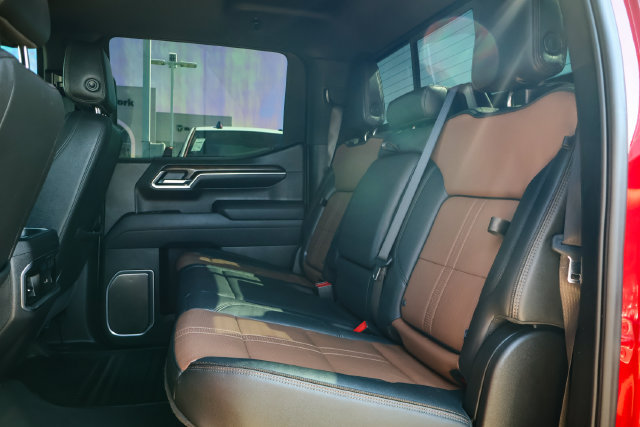 Used 2025 Chevrolet Silverado 1500 High Country w/ High Country Premium Package AWD/4WD image 8