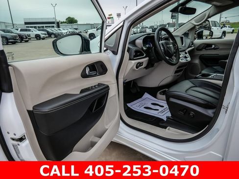 Used 2024 Chrysler Pacifica Limited FWD image 32