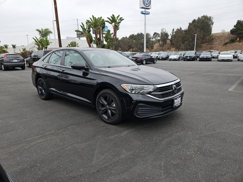 Used 2022 Volkswagen Jetta SE w/ Panoramic Sunroof Package FWD image 3