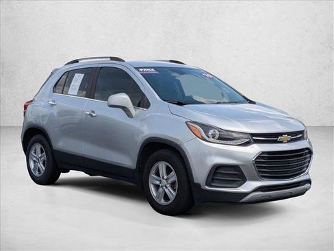 Used 2019 Chevrolet Trax LT w/ LT Convenience Package FWD image 3