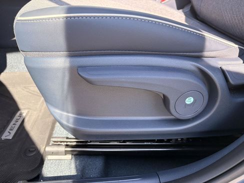 Used 2025 Hyundai Venue Limited FWD image 30