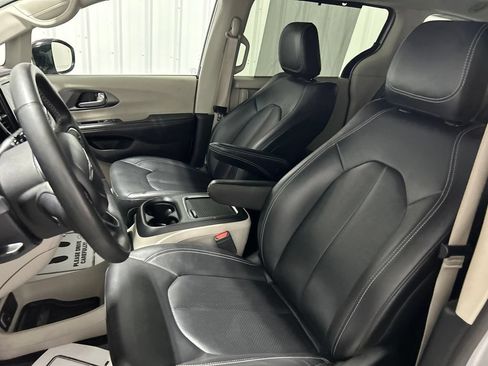 Used 2024 Chrysler Pacifica Touring-L FWD image 13