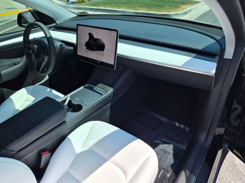 Used 2024 Tesla Model Y Long Range AWD/4WD image 34