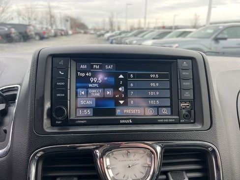 Used 2016 Chrysler Town & Country Touring w/ Driver Convenience Group image 17