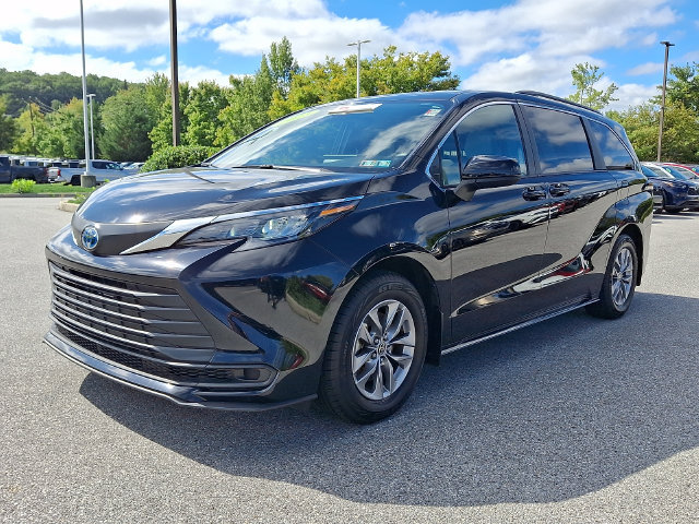 Certified 2025 Toyota Sienna LE AWD/4WD image 3