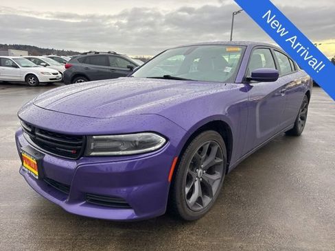 Used 2019 Dodge Charger SXT w/ Plus Group image 3