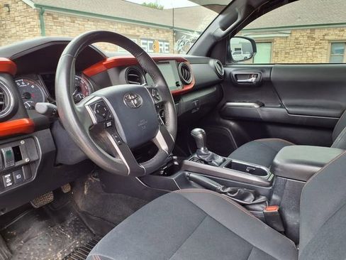 Used 2019 Toyota Tacoma TRD Off-Road AWD/4WD image 13