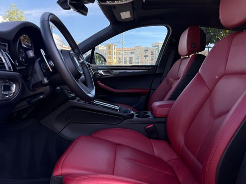 Used 2025 Porsche Macan image 13