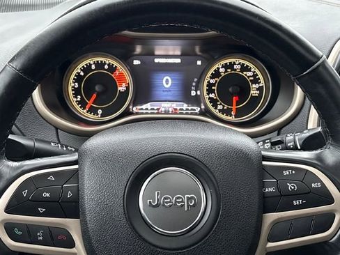 Used 2017 Jeep Cherokee Limited image 23