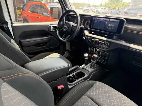 Used 2024 Jeep Gladiator Mojave w/ Technology Group AWD/4WD image 5