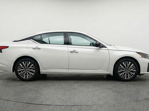 Used 2025 Nissan Altima 2.5 SV image 11