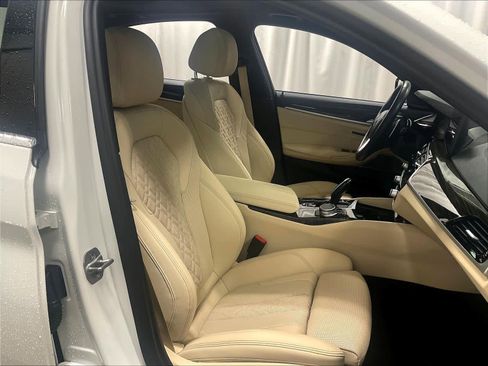 Used 2022 BMW 530i xDrive w/ Premium Package image 11