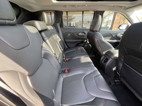 Used 2019 Jeep Cherokee Trailhawk image 19