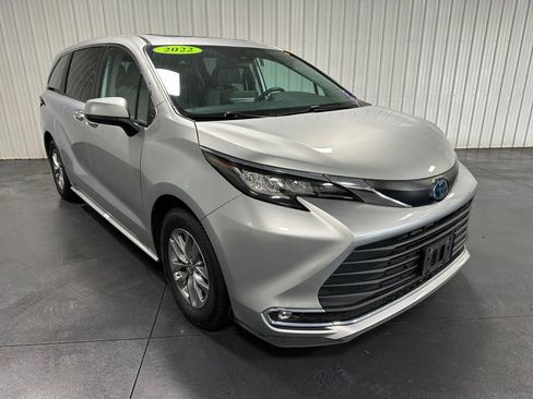 Used 2022 Toyota Sienna XLE image 2