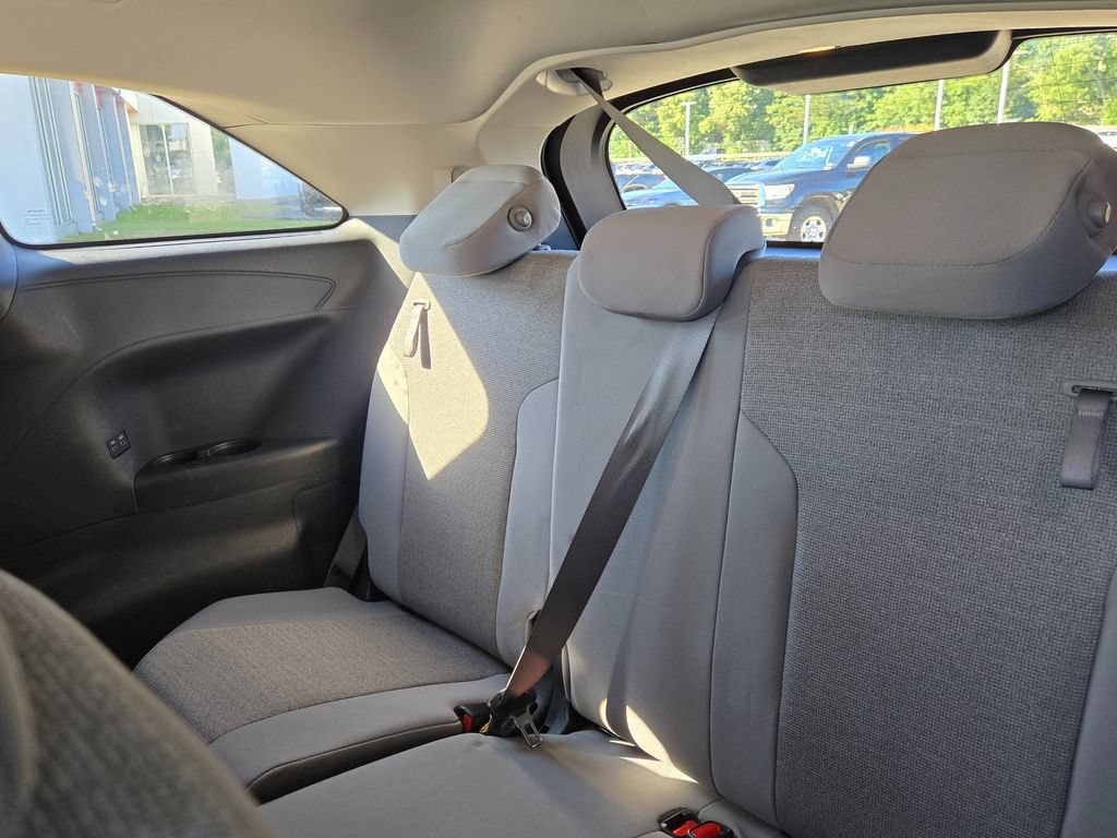 Used 2025 Toyota Sienna LE FWD image 27