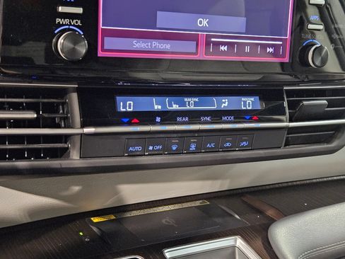Used 2023 Toyota Sienna LE w/ LE Plus Package FWD image 32