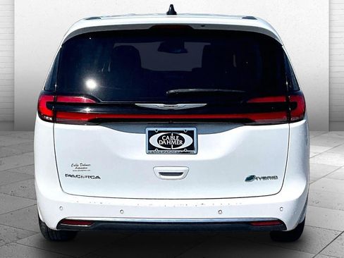 Used 2023 Chrysler Pacifica Touring-L FWD image 3