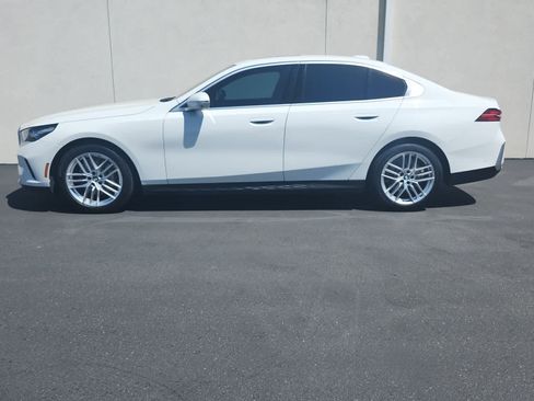 Used 2024 BMW 530i w/ Premium Package RWD image 4