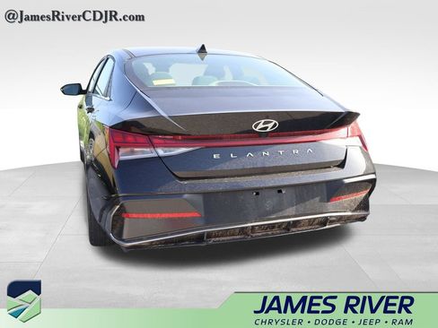 Used 2025 Hyundai Elantra SEL FWD image 17