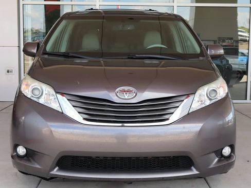 Used 2014 Toyota Sienna XLE w/ XLE Premium Package FWD image 2