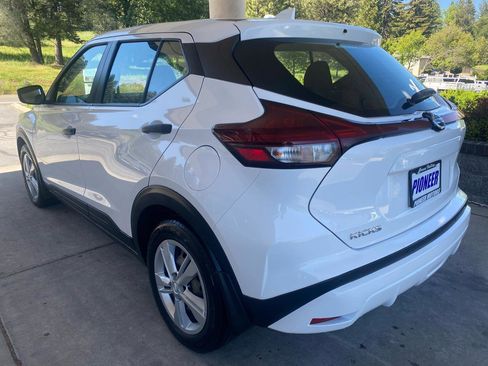 Used 2021 Nissan Kicks S FWD image 3