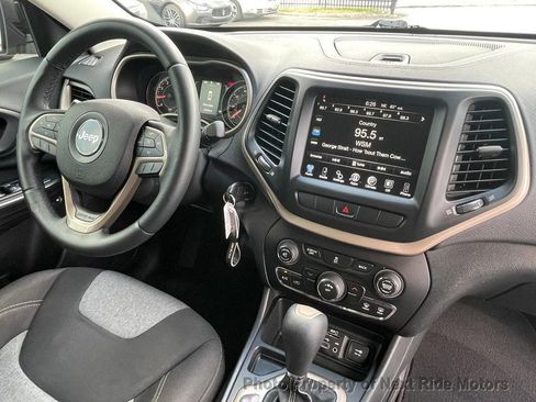 Used 2014 Jeep Cherokee Latitude FWD image 17