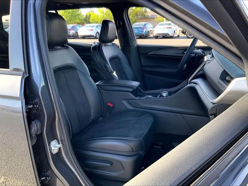 Used 2024 Jeep Grand Cherokee L Altitude AWD/4WD image 9