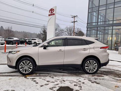 Used 2022 Toyota Venza Limited image 2