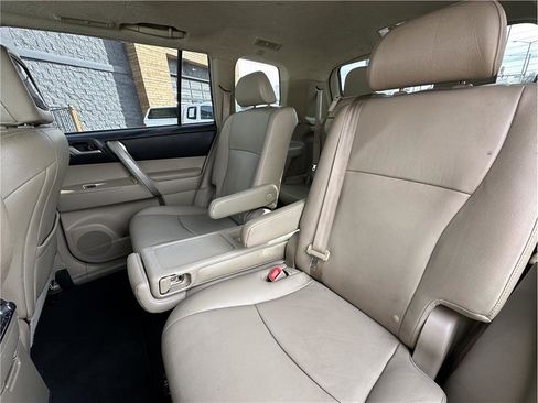 Used 2013 Toyota Highlander SE image 16