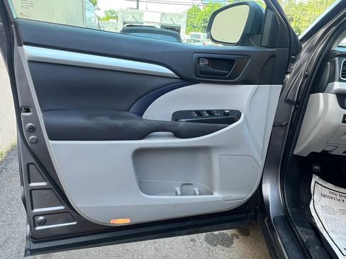 Used 2019 Toyota Highlander LE AWD/4WD image 12